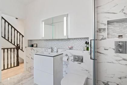 Lovely Newly-Renovated 3 Bedroom Apartment in Fulham - image 16