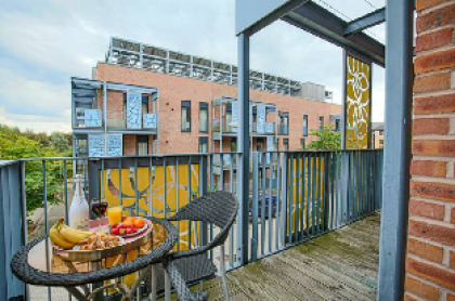 Luxury Central Apartment with Balcony & Parking - image 10