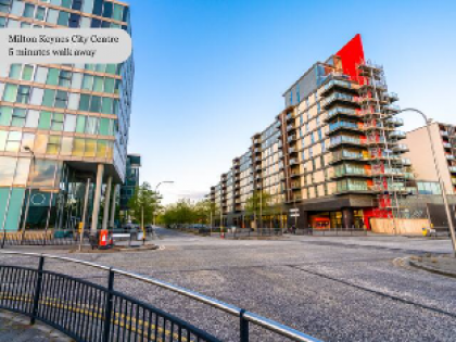 Luxury Central Apartment with Balcony & Parking - image 11