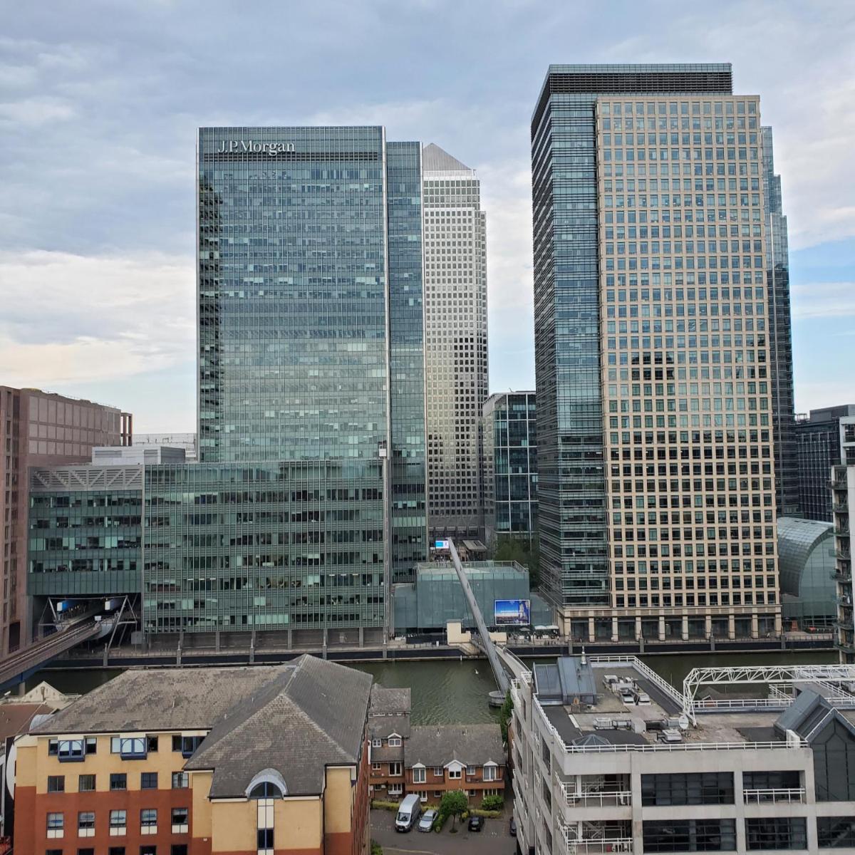 Captivating 2-Bed Apartment in Canary Wharf london - main image