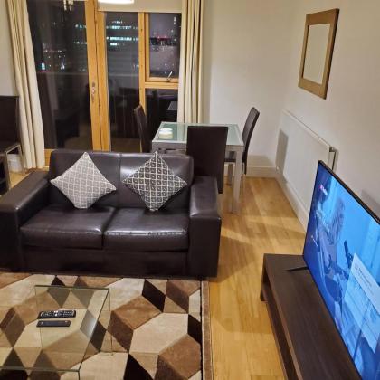 Captivating 2-Bed Apartment in Canary Wharf london - image 10