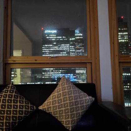 Captivating 2-Bed Apartment in Canary Wharf london - image 12