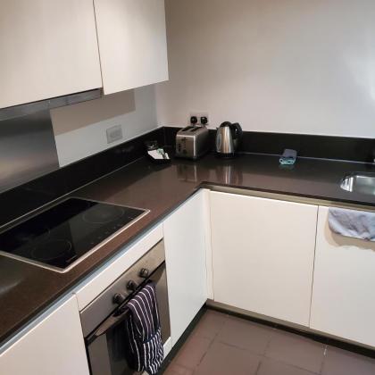 Captivating 2-Bed Apartment in Canary Wharf london - image 13