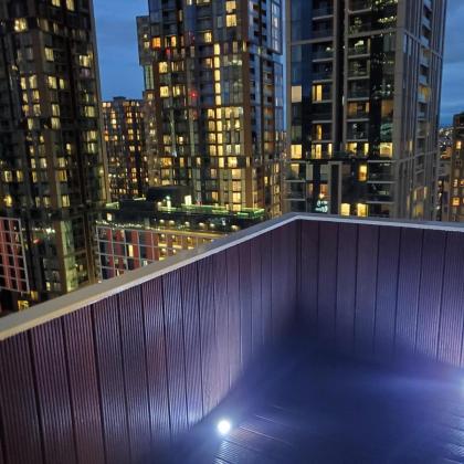 Captivating 2-Bed Apartment in Canary Wharf london - image 15