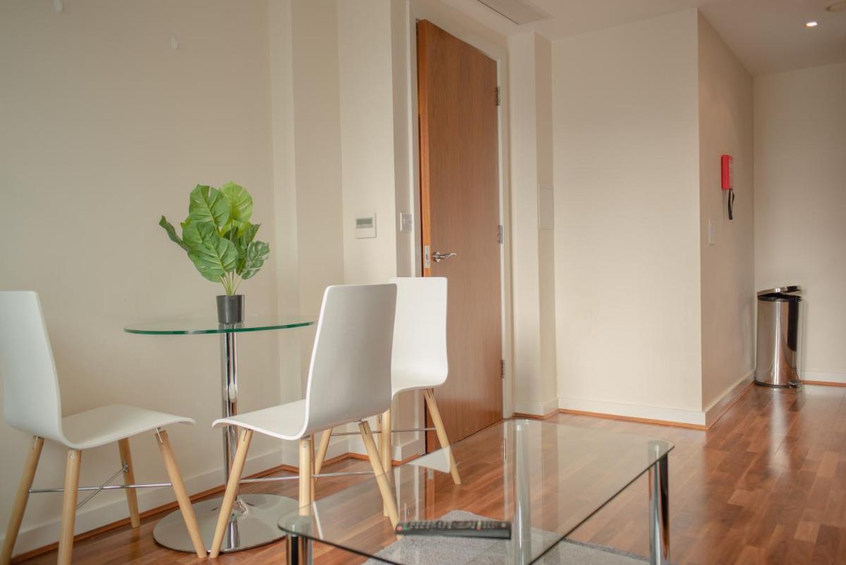 One Bed Serviced Apartment Moorgate - image 3