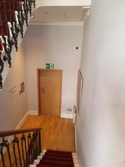 F405-Comfy Studio for 1 near Hyde Park - image 10