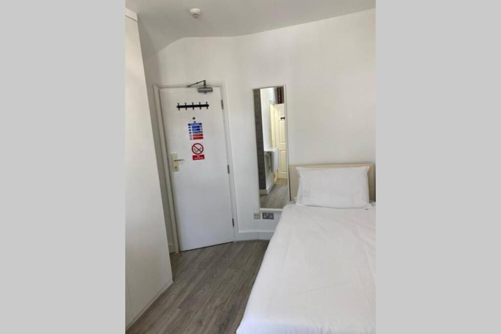 F19- Bright Studio for 1 near Paddington - main image