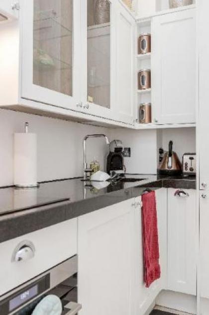 Oxford Street 2 Bed Apartment RARE! - image 10