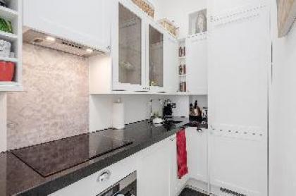 Oxford Street 2 Bed Apartment RARE! - image 11