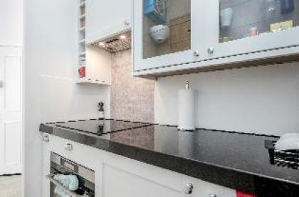 Oxford Street 2 Bed Apartment RARE! - image 12