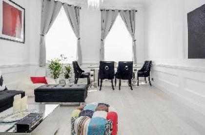 Oxford Street 2 Bed Apartment RARE! - image 13