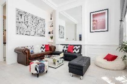 Oxford Street 2 Bed Apartment RARE! - image 14