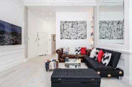 Oxford Street 2 Bed Apartment RARE! - image 15