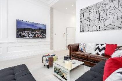 Oxford Street 2 Bed Apartment RARE! - image 16