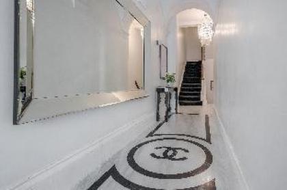 Oxford Street 2 Bed Apartment RARE! - image 2