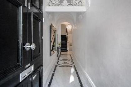 Oxford Street 2 Bed Apartment RARE! - image 3