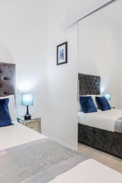 Oxford Street 2 Bed Apartment RARE! - image 9