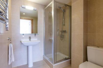 Bright and Modern 3 Bed Apartment Hyde Park Central London - image 11