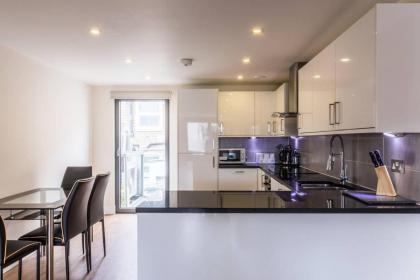 Bright and Modern 3 Bed Apartment Hyde Park Central London - image 17