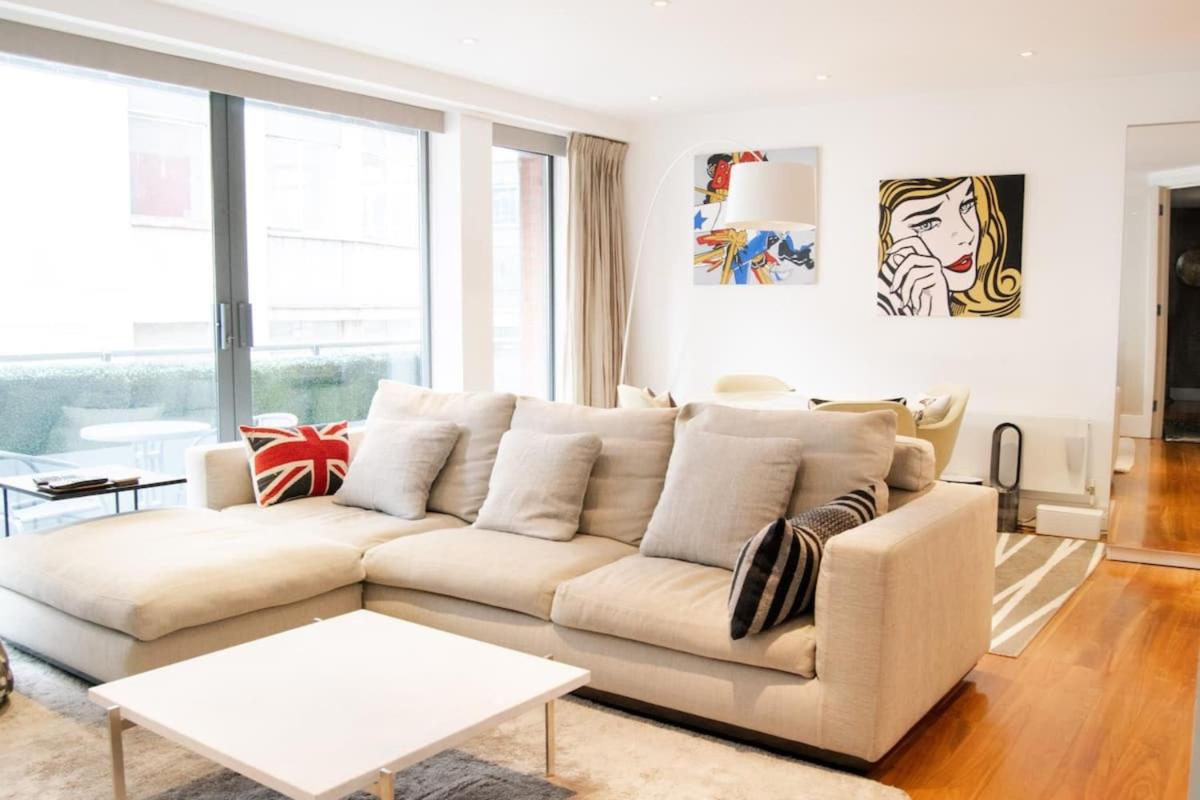 Modern 2 Bedroom with balcony Near Oxford Street - main image