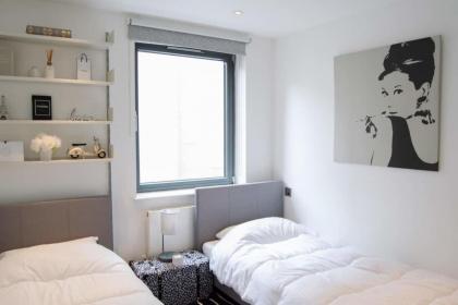 Modern 2 Bedroom with balcony Near Oxford Street - image 4