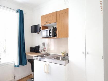 F18-Awesome Studio for 1 near Paddington-D13 - image 2