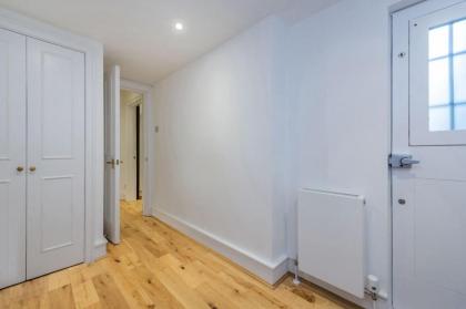 Sophisticated 1BR Apartment 10mins from Regents Park - image 10