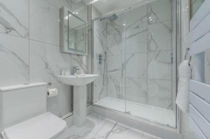 Sophisticated 1BR Apartment 10mins from Regents Park - image 5