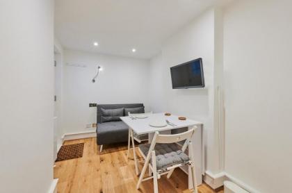 Sophisticated 1BR Apartment 10mins from Regents Park - image 6