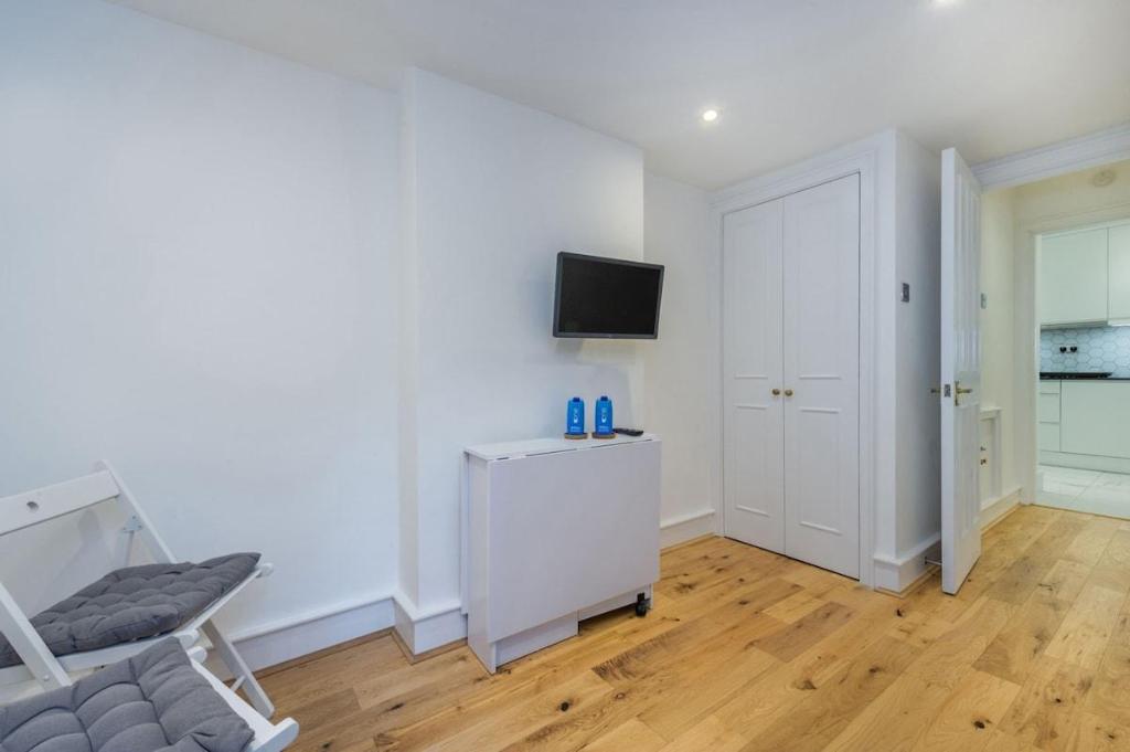 Sophisticated 1BR Apartment 10mins from Regents Park - image 7