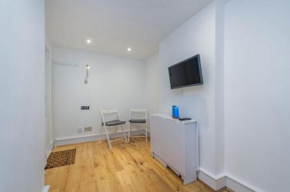 Sophisticated 1BR Apartment 10mins from Regents Park - image 8