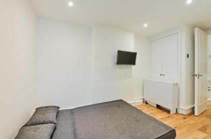 Sophisticated 1BR Apartment 10mins from Regents Park - image 9