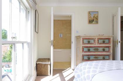 Notting Hill Light & Airy - image 12