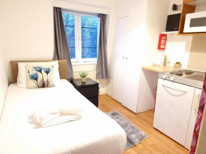 F22-Compact 4th Flr Studio fits 1- Near Paddington Station London