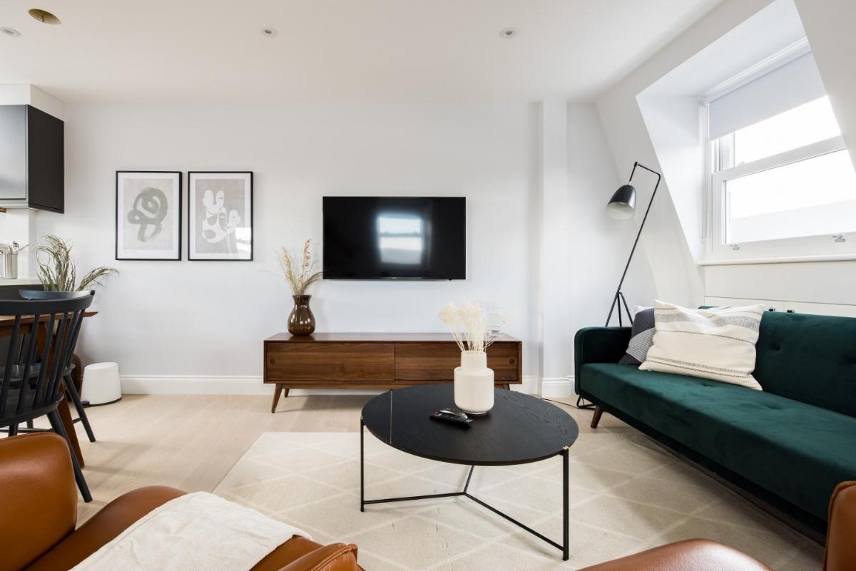 The Margravine Maisonette - Modern & Bright 2BDR Flat - main image