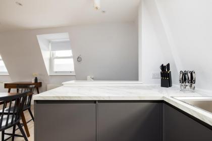 The Margravine Maisonette - Modern & Bright 2BDR Flat - image 14