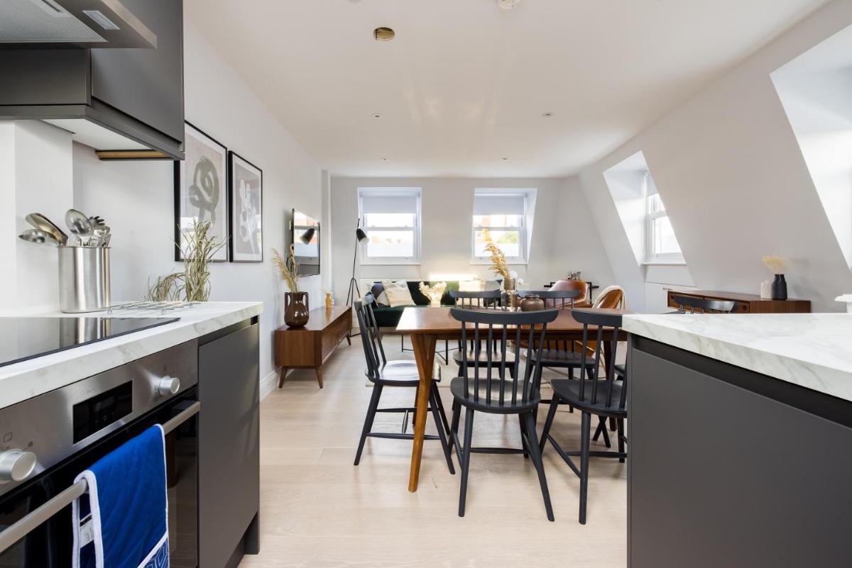 The Margravine Maisonette - Modern & Bright 2BDR Flat - image 7