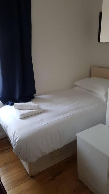 F14- Single Studio Shared Shower/toilet Near Paddington - main image