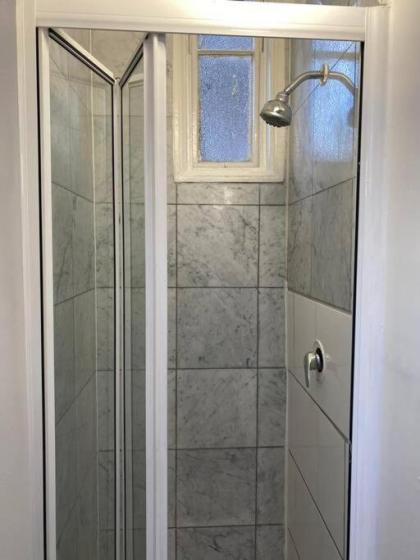 F14- Single Studio Shared Shower/toilet Near Paddington - image 5