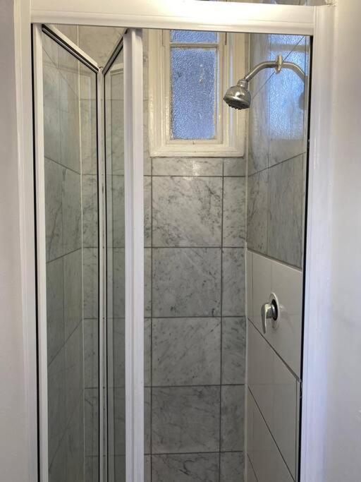 F14- Single Studio Shared Shower/toilet Near Paddington - image 5