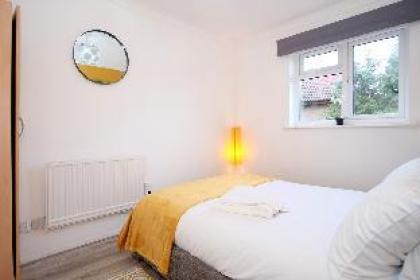 Morden & Bright one bedroom flat with free parking - image 11