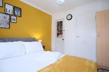 Morden & Bright one bedroom flat with free parking - image 12