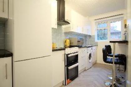 Morden & Bright one bedroom flat with free parking - image 14