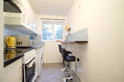 Morden & Bright one bedroom flat with free parking - image 15