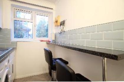 Morden & Bright one bedroom flat with free parking - image 17