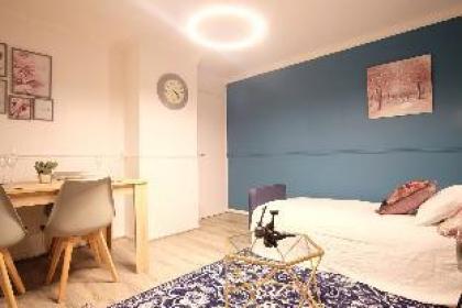 Morden & Bright one bedroom flat with free parking - image 7