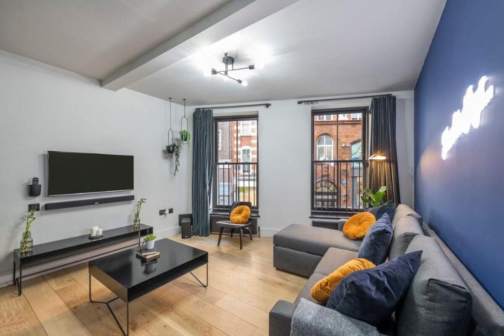 Frankie Says - Say hi to the Biggy Smalls Covent Garden Luxurious 1 BR apartment a hop and a skip from Leicester Square - main image