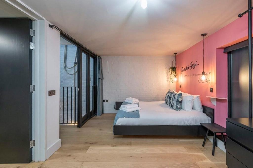 Frankie Says - Level up your London stay with the Insta Playhouse our stunning new 2 BR house smack bang in Covent Garden - image 6