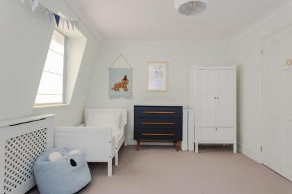 Newly Refurbished 4 Bedroom House in East London - image 16