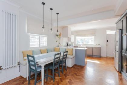 Newly Refurbished 4 Bedroom House in East London - image 4